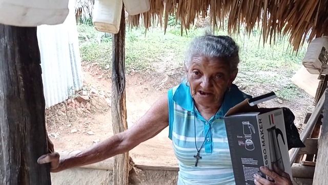 le compré la greca a doña María, mira lo feliz que se puso смотреть онлайн