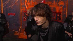 Finn Wolfhard and Millie Bobby Brown saying "i love you" to each other