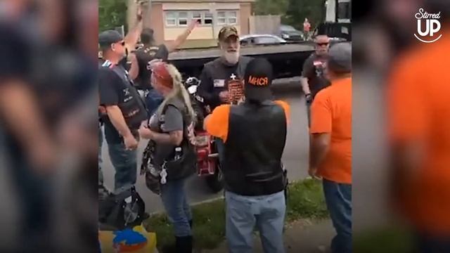 Biker Gang Approaches The Kids' Lemonade Stand – Then One Takes Out His Wallet смотреть онлайн