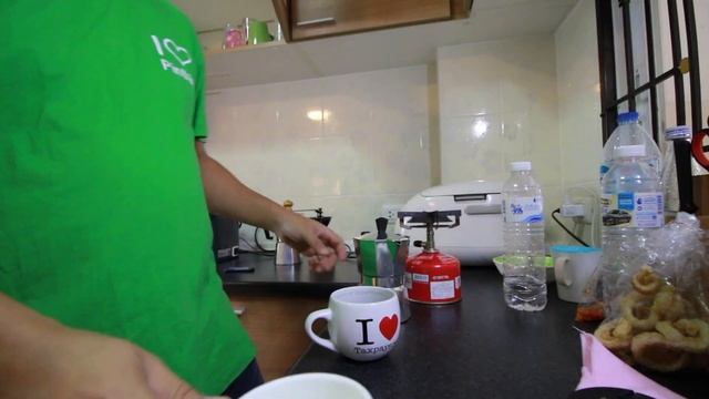 Vlog : พากินกาแฟ Starbucks แบบต้มเอง ด้วยถ้วย Moka port ราคาถูก ๆ แต่ต้องฝากเพื่อนซื้อนะ смотреть онлайн