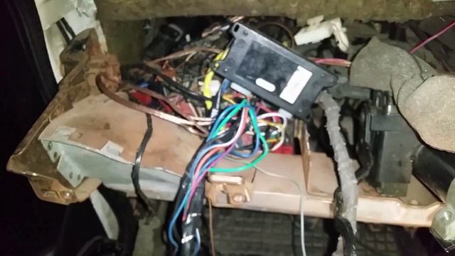 фольксваген вента(кондиционер) разбираюсь с проводкой под парпризом.Ч4 смотреть онлайн