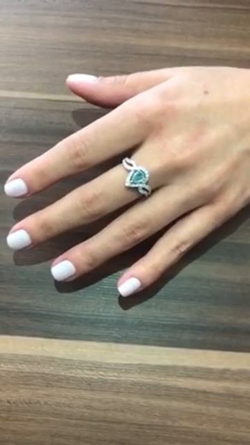 Lote 000674 - Anel em ouro branco 18k, Turmalina Paraíba central e diamantes. смотреть онлайн