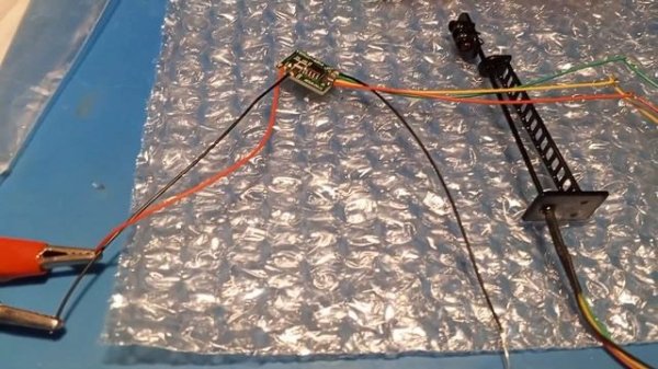 Подключение маленькой платы к светофору. Connecting a small board to a traffic light.