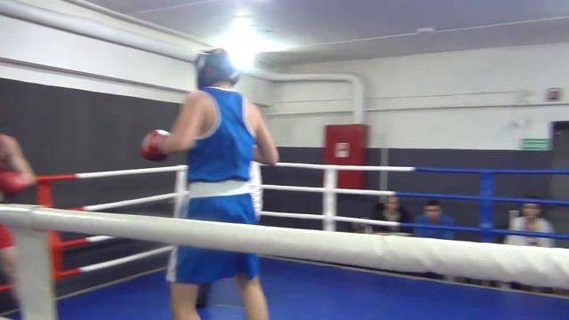 Даут Аронов (синий угол), открытый ринг в клубе Moscowboxing - 3 раунд смотреть онлайн