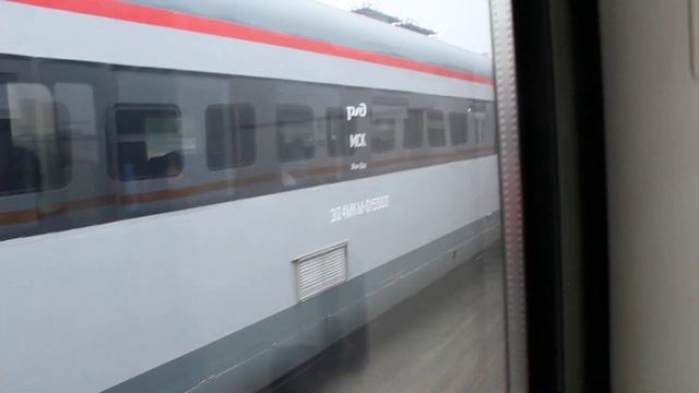 Гонки электропоездов ЭД4МКМ-0155 vs ЭД4М-0500 смотреть онлайн