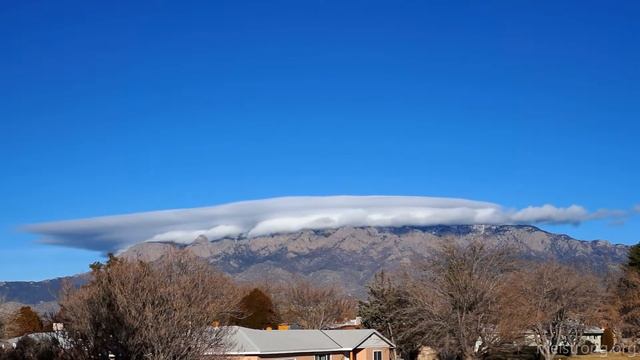 Time lapse of lenticular formation over Sandias with Kelvin-Helmholtz waves смотреть онлайн