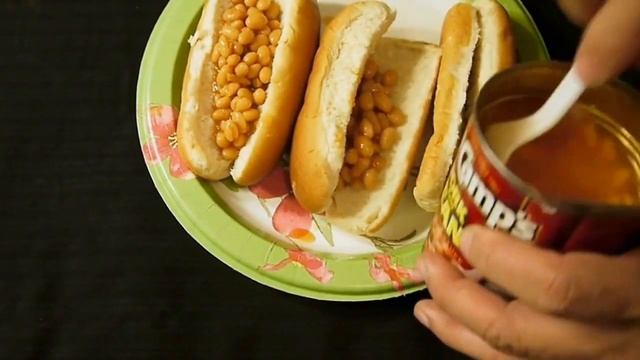 eat Canned Pork & Beans in Hotdog Bun смотреть онлайн