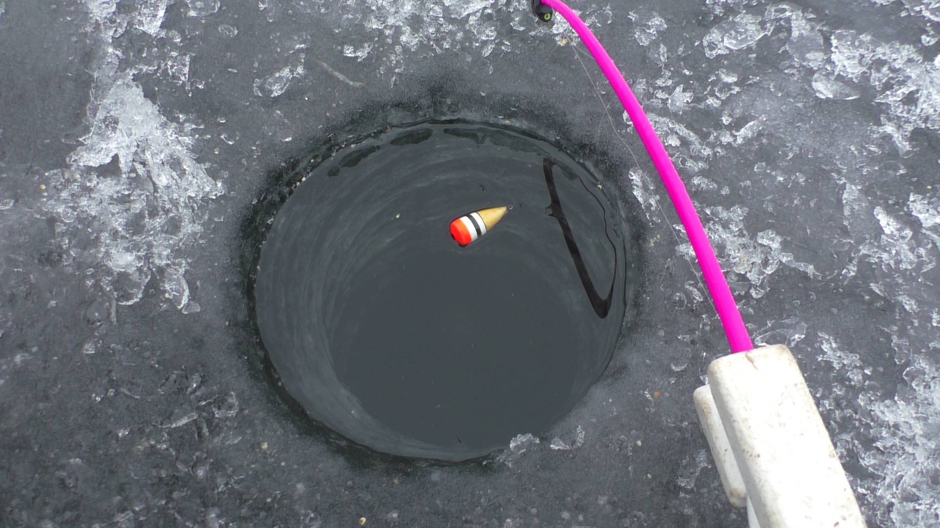 Опустил поплавок в лунку и сразу поклёвка. Зимняя рыбалка смотреть онлайн