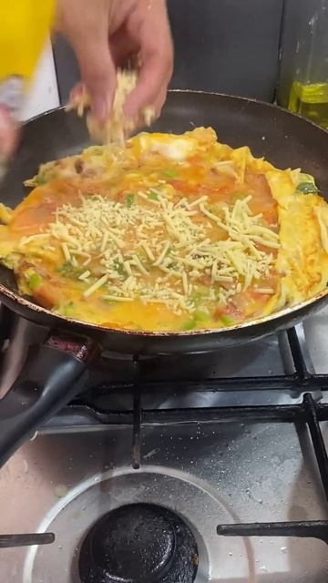 Ham, tomatoes, onions, cheese Omelette #shorts смотреть онлайн