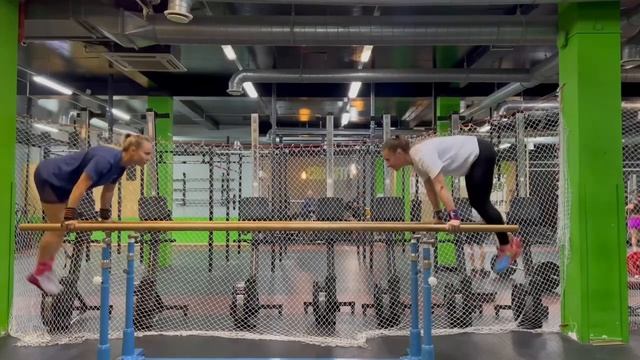 На брусьях мах ногами, таз сзади смотреть онлайн