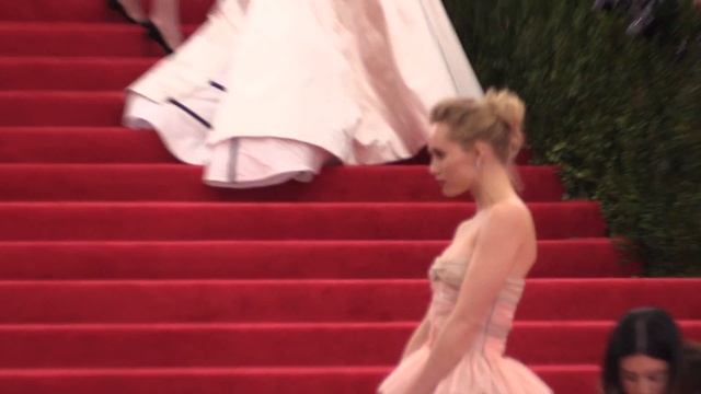 Suki Waterhouse at Met Gala 2014 смотреть онлайн