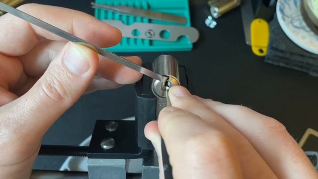 Abus Wavyline Pro, picked and gutted смотреть онлайн