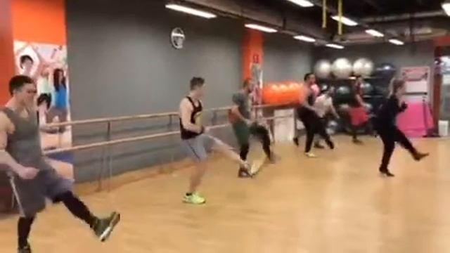 Танцы ради гонева 😄💃🏼💪 смотреть онлайн