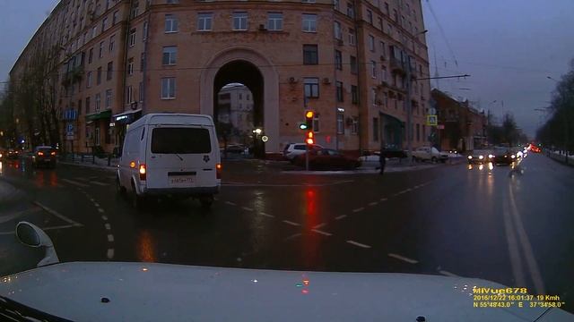 Запись Full HD регистратора с GPS-информером Mio MiVue 678 в сумерках смотреть онлайн