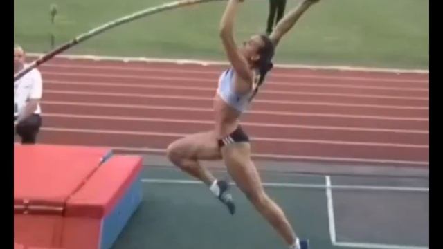Y. ISINBAEVA - Pulling up the lower hand on the grip as an element of the swing movement on the pol смотреть онлайн