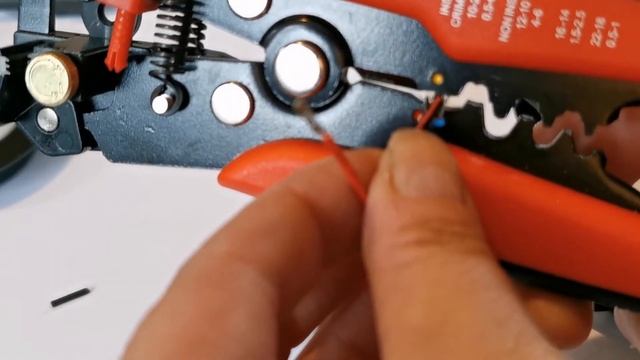 Stripping, crimping and adding a connector to an LED light. смотреть онлайн
