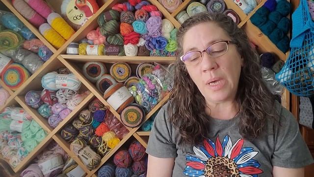 Tri Tra Triangle Shawl Crochet with Urban Chic yarn смотреть онлайн