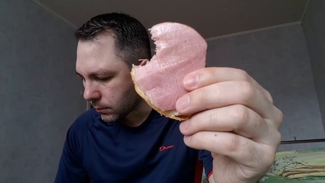 ASMR EATING SOUNDS. БУТЕРБРОДЫ С КОПЧЁННЫМ МЯСОМ, ЧАЙ.ОБЖОР. смотреть онлайн