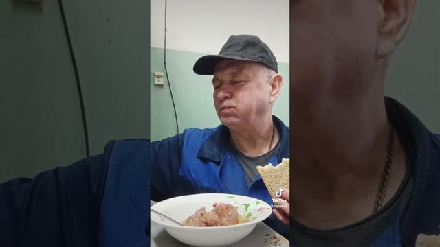 На перекус говядина тушеная и огурчик. смотреть онлайн