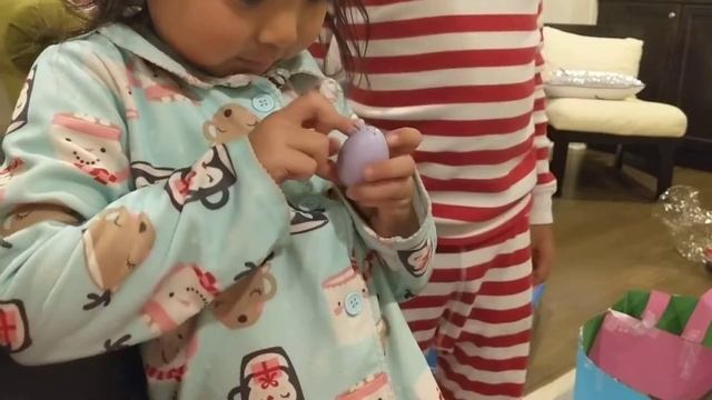 Greenlee opens a mini hatchimal! смотреть онлайн