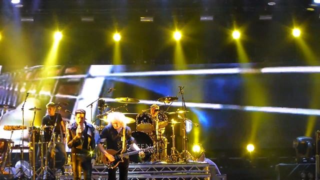 Queen + Adam Lambert - Fat Bottomed Girls смотреть онлайн