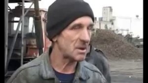 Пьяный Слесарь. Алкаш, пьяница. Мужик дает интервью на заднем плане алкоголик. Оригинал