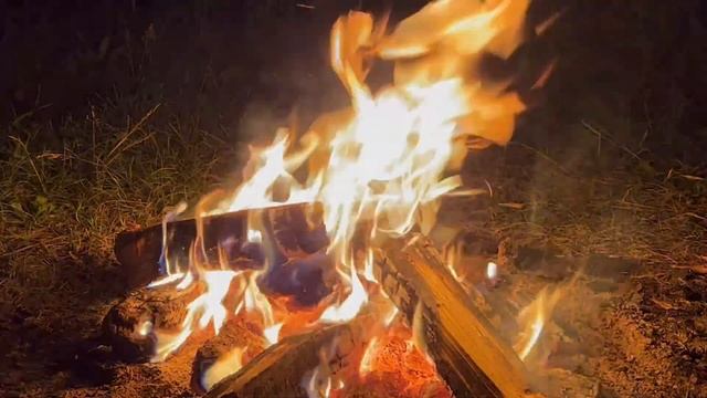 🔥Уютный костер на природе . Ночной костер с потрескивающими звуками огня. смотреть онлайн