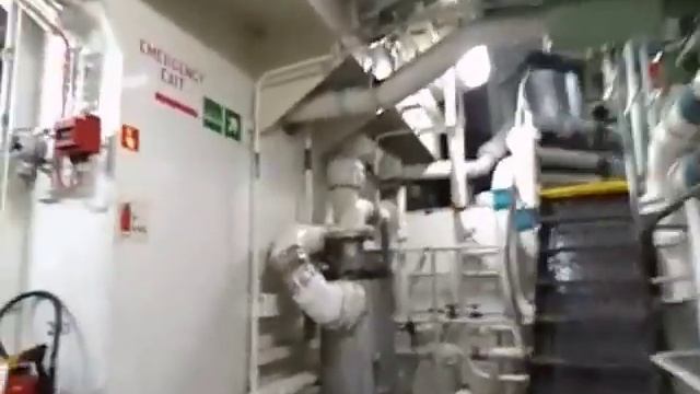 Прогулка по моторному отделению корабля РО РО смотреть онлайн