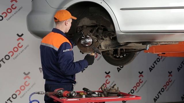 Ako vymeniť ložisko zadného kolesa na Mazda 6 GY NÁVOD | AUTODOC смотреть онлайн