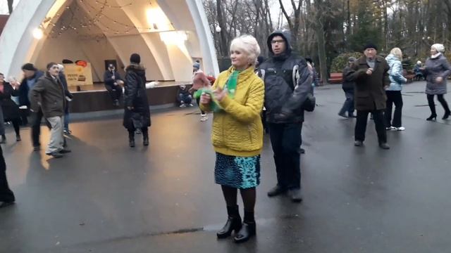 Я и ты падаем в любовь!!!💃🌹Танцы в парке Горького!!!💃🌹Харьков 2021 смотреть онлайн
