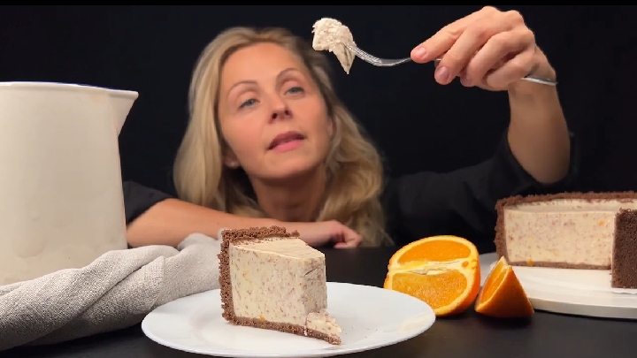 Чизкейк, который покорил весь Интернет...🥧😋 Рецепт в описании ✍️ смотреть онлайн