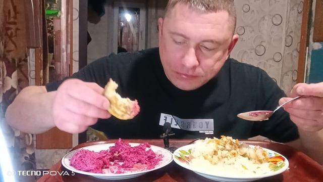 мукбанг/обжор/рисовая каша с красной рыбой,свекольный салат/ смотреть онлайн