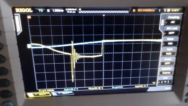 Заряд конденсатора послідовним контуром (C=1мкФ) смотреть онлайн