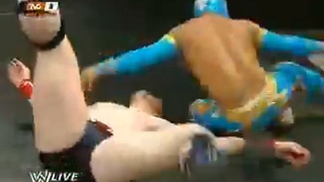 Sin Cara WWE Debut! RAW [5/4/11] смотреть онлайн