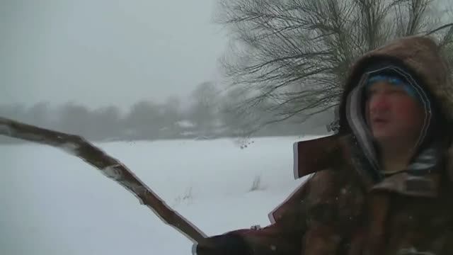 Как зимой живётся рыбе на Белом озере в Косино смотреть онлайн