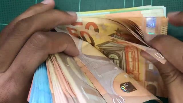 Counting Money Euro (EUR) смотреть онлайн