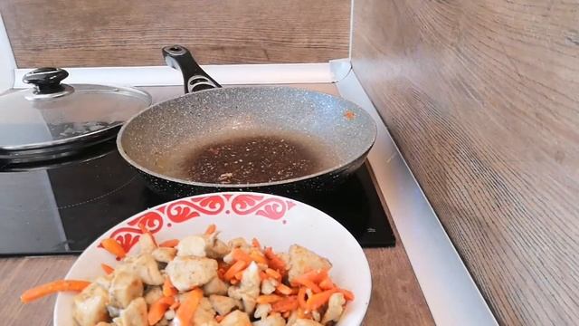 NOUILLES SAUTES aux champignons et au poulet mariné!super bon! by LYNE POSEE смотреть онлайн