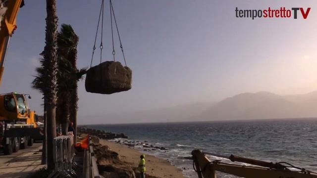 Torre Faro, l'erosione costiera avanza. Gli interventi dopo il crollo del lungomare. VIDEO смотреть онлайн