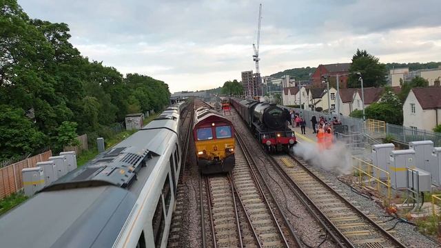 DB Cargo 66 079 passing Flying Scotsman at Redhill смотреть онлайн