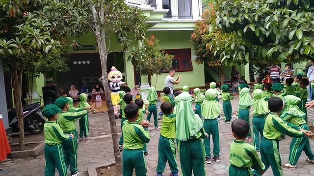 Ara senam bareng badut LOL di sekolah смотреть онлайн