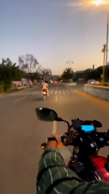 Bajaj Pulsar RS 200 vs TVS Apache 200 4V Race short video #shorts смотреть онлайн