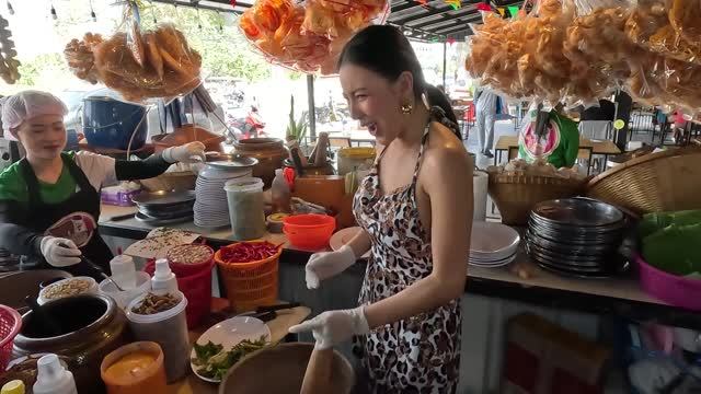 Самая известная куриная леди на гриле в Паттайе - Тайская уличная еда смотреть онлайн