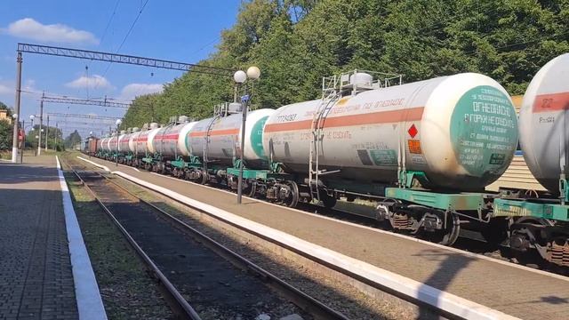 ТЕПЛОВОЗ ЧМЭ3-2895 С ПРИВЕТЛИВОЙ ЛОКОМОТИВНОЙ БРИГАДОЙ ТИФОН ГУДОК ГРОМКИЙ С ГРУЗОВЫМ ПОЕЗДОМ