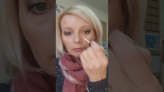 Консилер, который борется с тёмными кругами под глазами снаружи и снутри смотреть онлайн