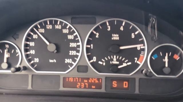 BMW 330xi (E46) Steptronic / Beschleunigung von 0 - 140 km/h смотреть онлайн