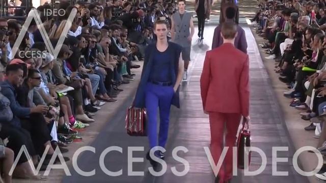 Gigi Hadid and fellow models on the runway for the Berluti Fashion Show смотреть онлайн