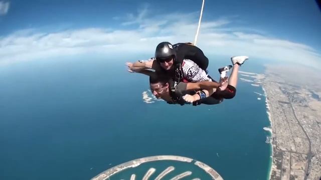Skydive Above Palm Island At Palm Jumeirah in Dubai смотреть онлайн
