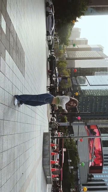 Вика танцует в центре Сеула под звуки улицы