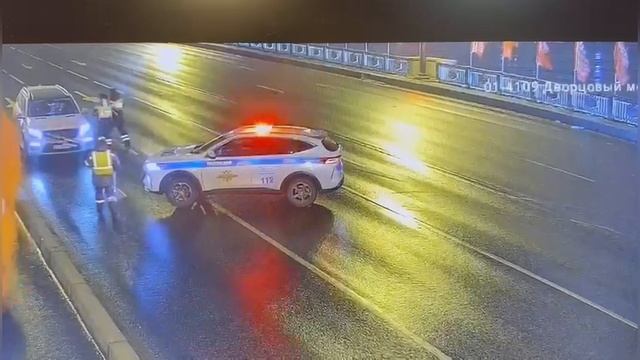 Финал погони за пьяным лихачом на Дворцовом мосту - тот неожиданно для него был разведен. смотреть онлайн