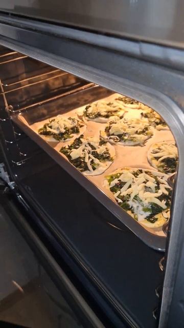 LAHMACUN KIVAMINDA KIYMALI VE ISPANAKLI ATIŞTIRMALIKLAR 👌👍 #turkisch #shortsvideo #keşfet ##shorts смотреть онлайн